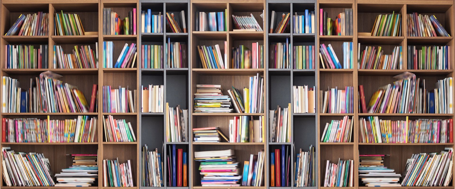 Des étagères remplies de livres colorés.