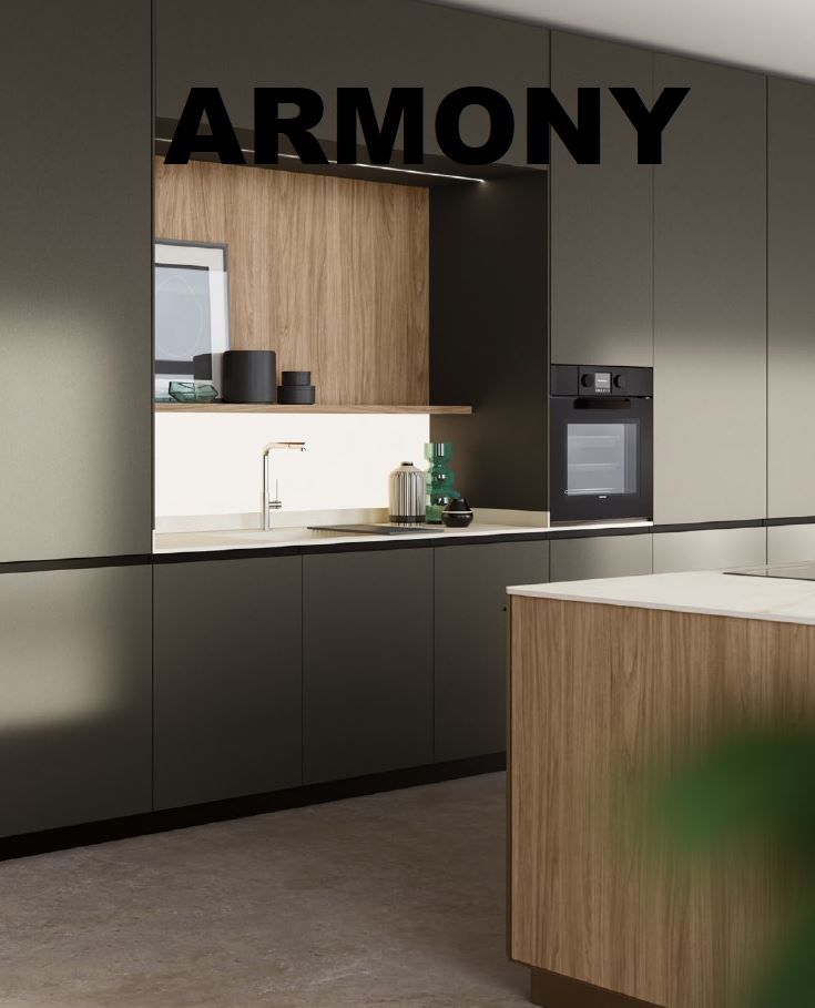 Cuisine moderne avec des armoires sombres, des accents en bois, un four encastré et le mot ARMONY au-dessus.