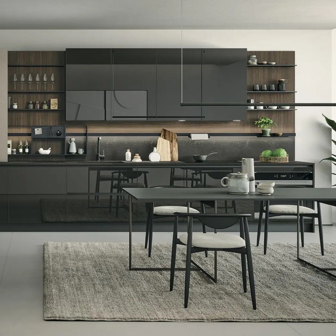 Cuisine et salle à manger modernes gris foncé, avec une table, des chaises, des étagères et un tapis