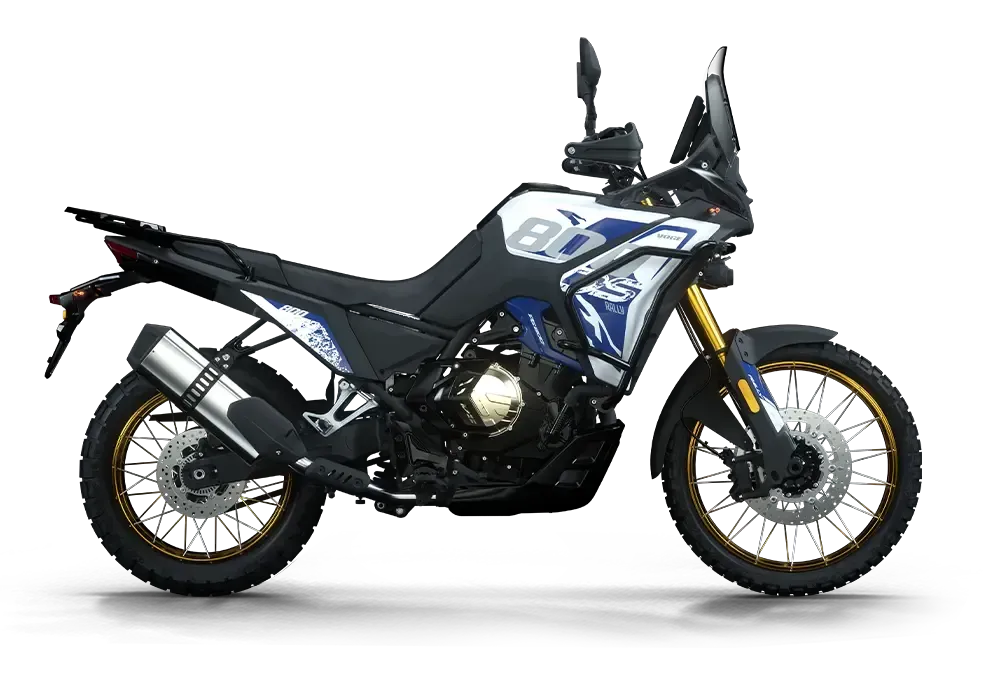 Una motocicleta azul y blanca está sentada sobre una superficie blanca.