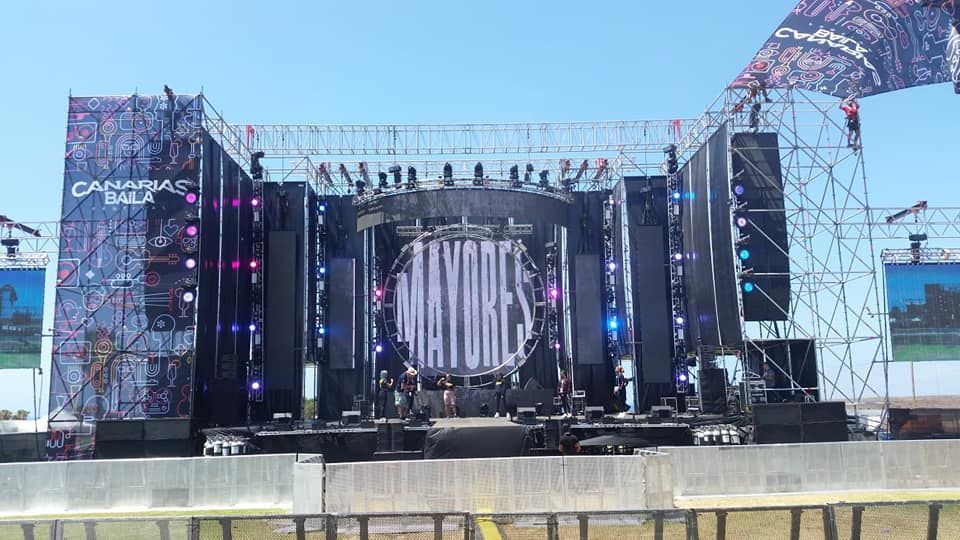 Un gran escenario con un cartel que dice mayores.