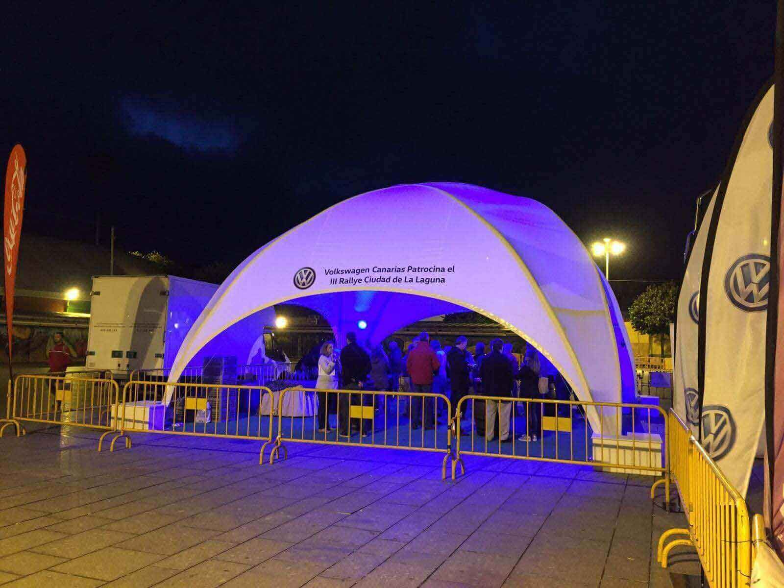 Una carpa Volkswagen está iluminada por la noche