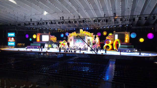 Un gran escenario con el número 30 en él