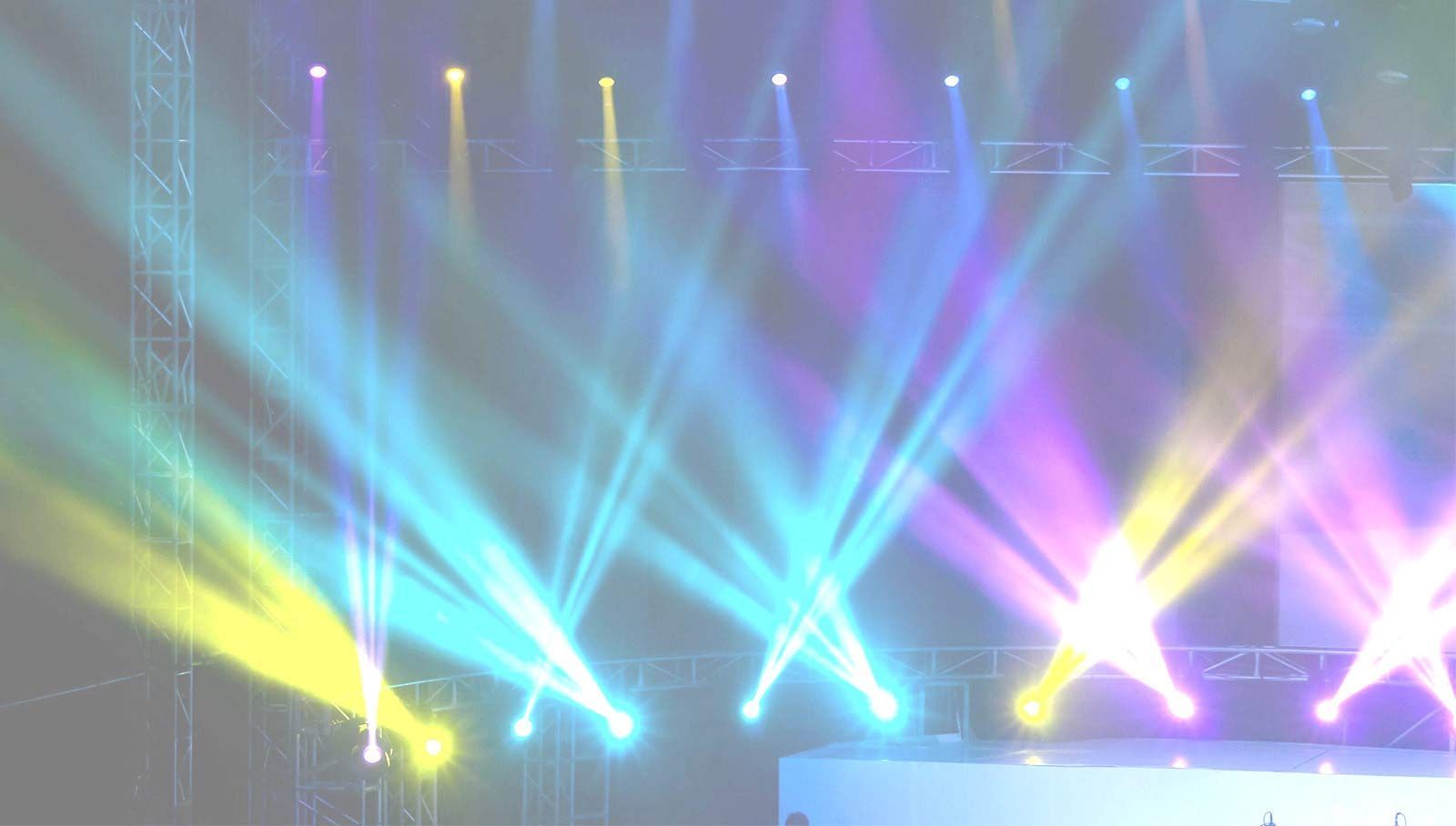 Un montón de luces de colores brillan en un escenario.