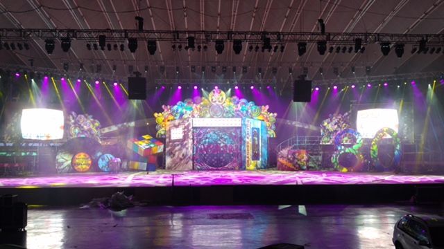 Un gran escenario con muchas luces.