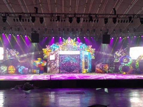 Un gran escenario con muchas luces.