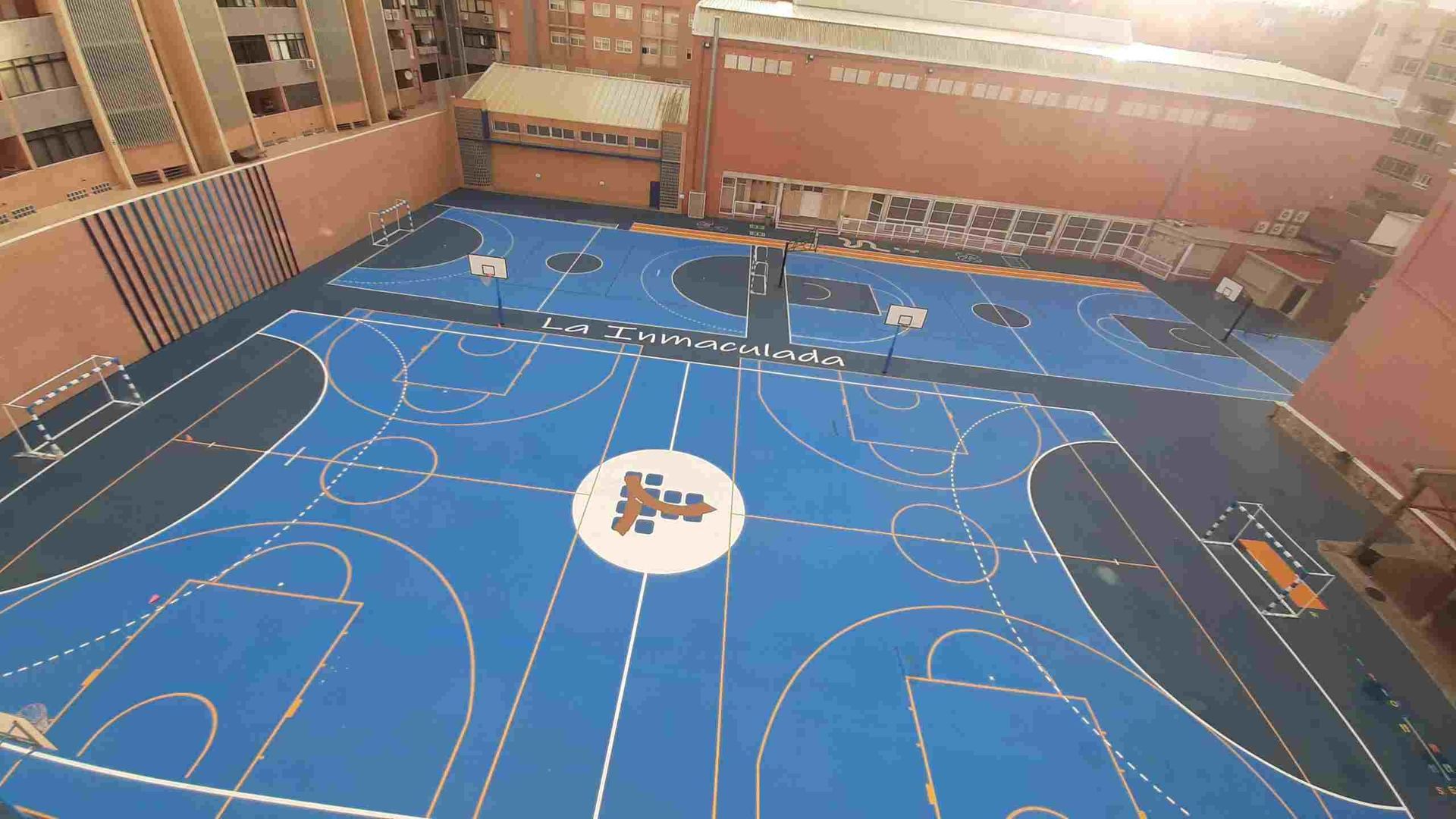 Una vista aérea de una cancha de baloncesto en una escuela.