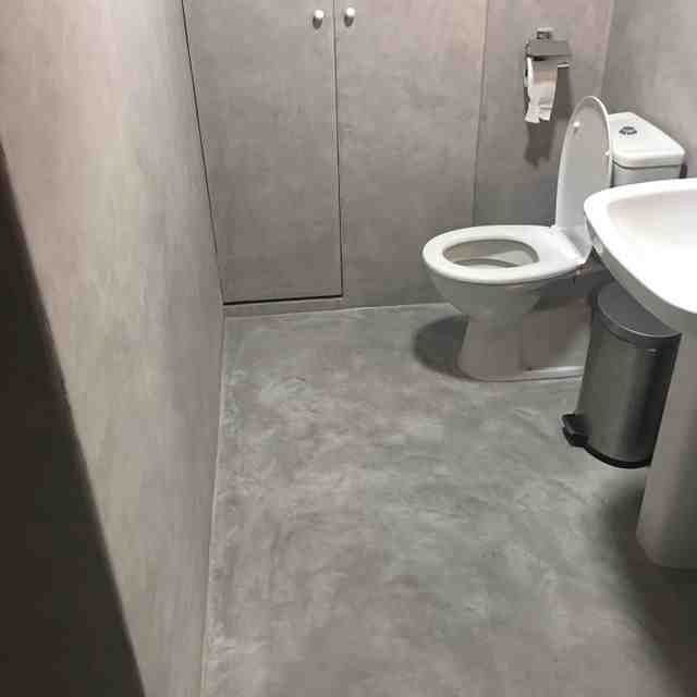 Un baño con inodoro, lavabo y bote de basura.