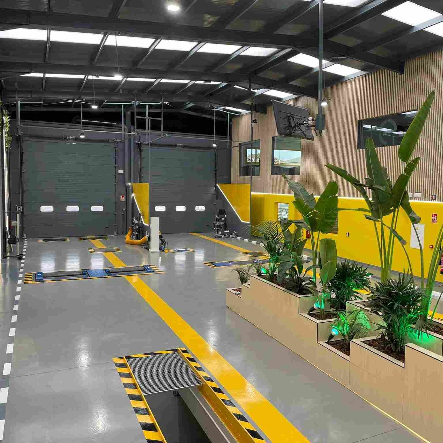 Un almacén con muchas plantas y escaleras.