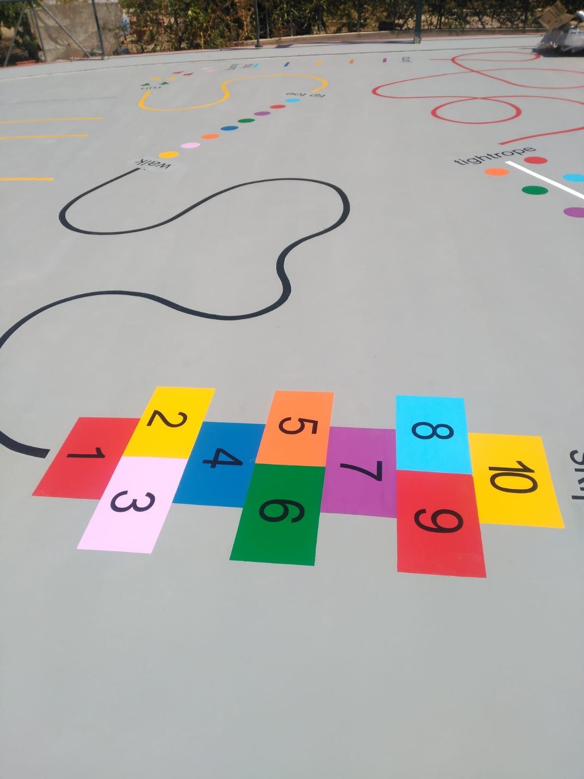 Un colorido juego de rayuela está pintado en el suelo.