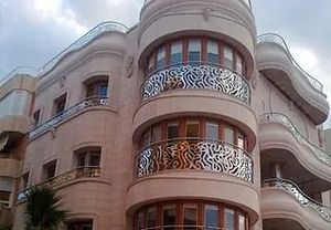 Un edificio grande con muchas ventanas y balcones.