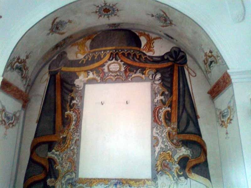 Un marco de fotos con un diseño elegante.