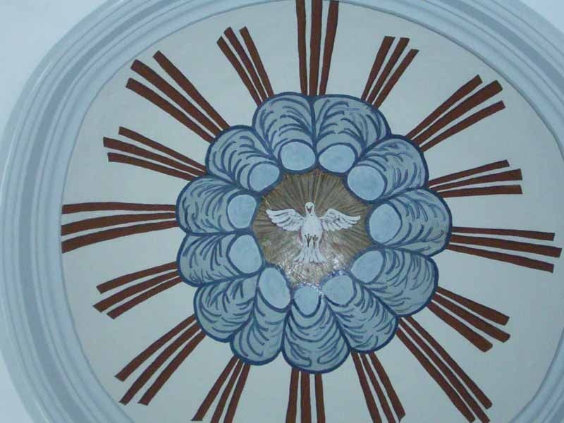 Un reloj con números romanos y una paloma en el centro.