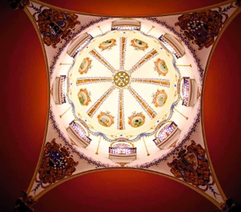 Mirando hacia el techo de un edificio con un diseño circular