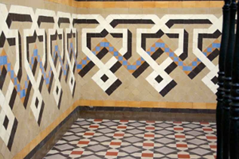 Una habitación con un patrón geométrico en la pared y el suelo.
