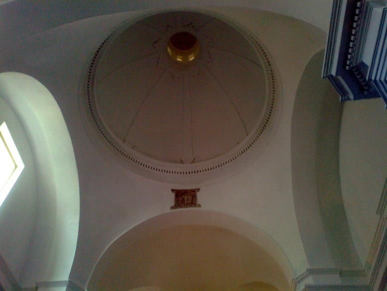 El interior de una iglesia con una cúpula y un cartel que dice Jesús.