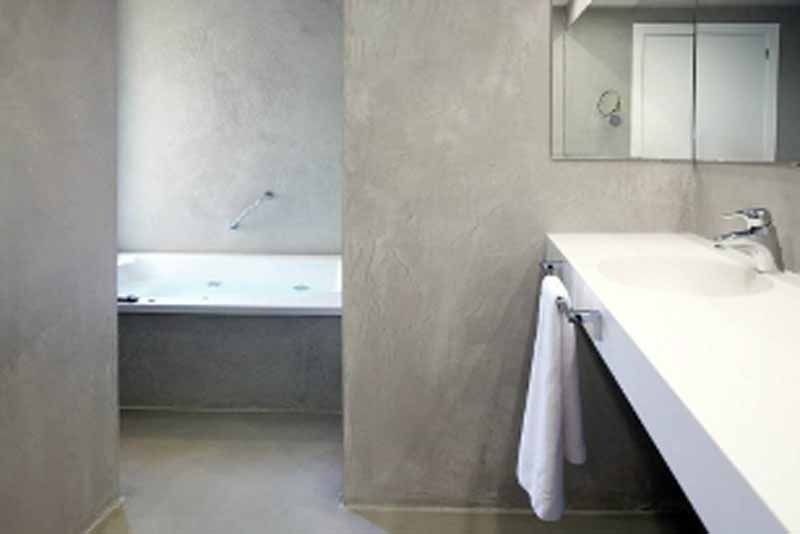 Un baño con lavabo, espejo y bañera.