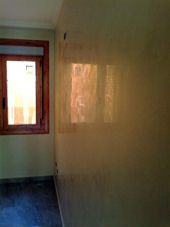 Hay una ventana en la esquina de la habitación.