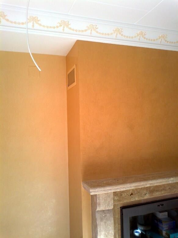 Hay una chimenea en la esquina de la habitación.