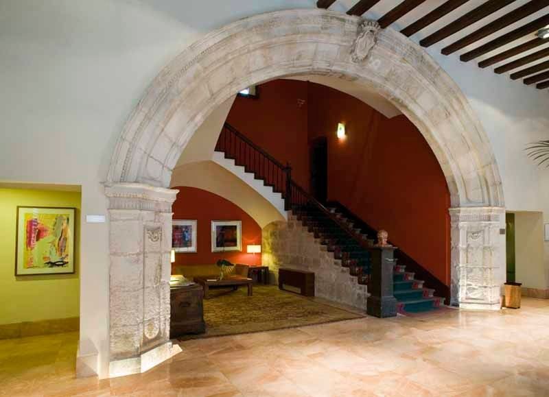 Hay una escalera en el medio de la habitación.