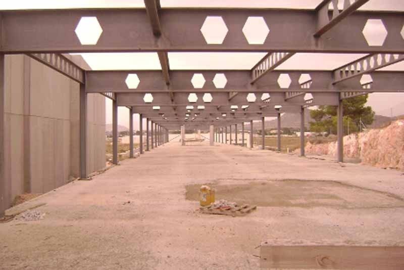 Un edificio vacío en construcción con muchas vigas de metal.