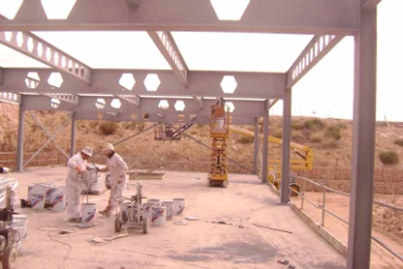 Un grupo de trabajadores de la construcción está trabajando en un edificio.
