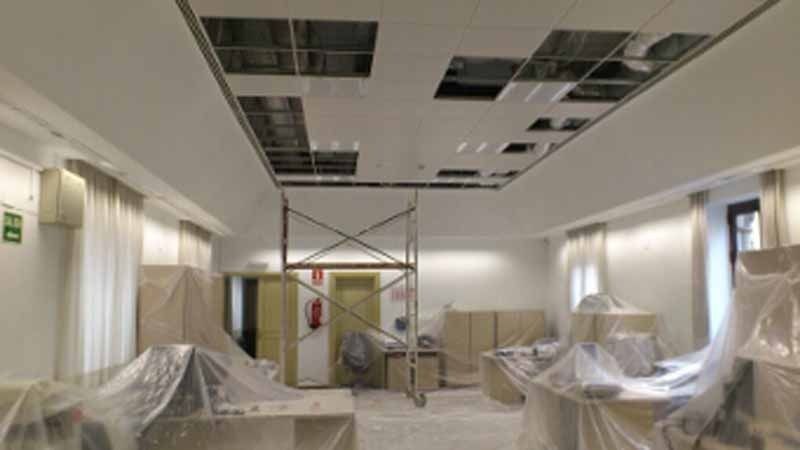 Una habitación con un techo que está siendo remodelado y cubierto con plástico.