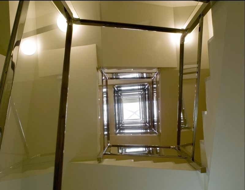 Mirando hacia arriba a una escalera de caracol en un edificio