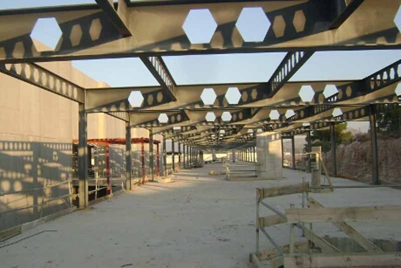 Una gran estructura de metal con muchos agujeros.