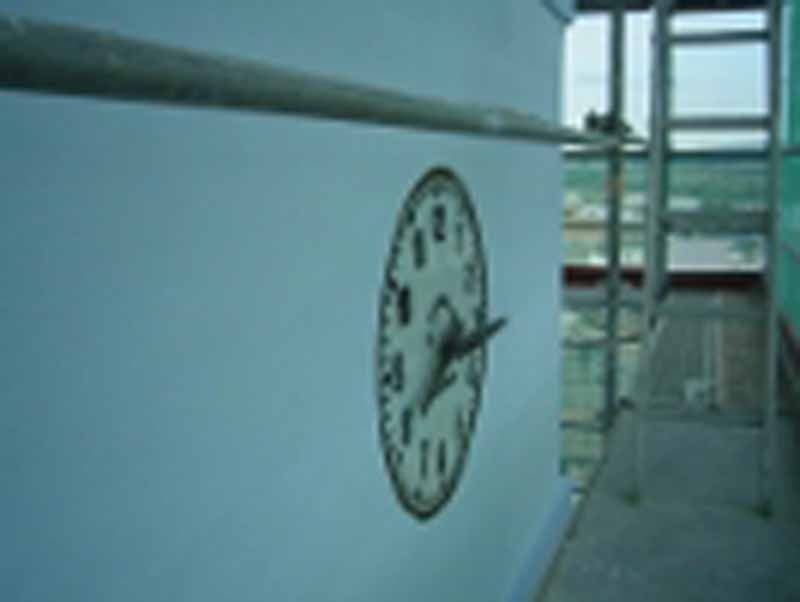 Un reloj en el costado de un edificio muestra la hora como 4:20