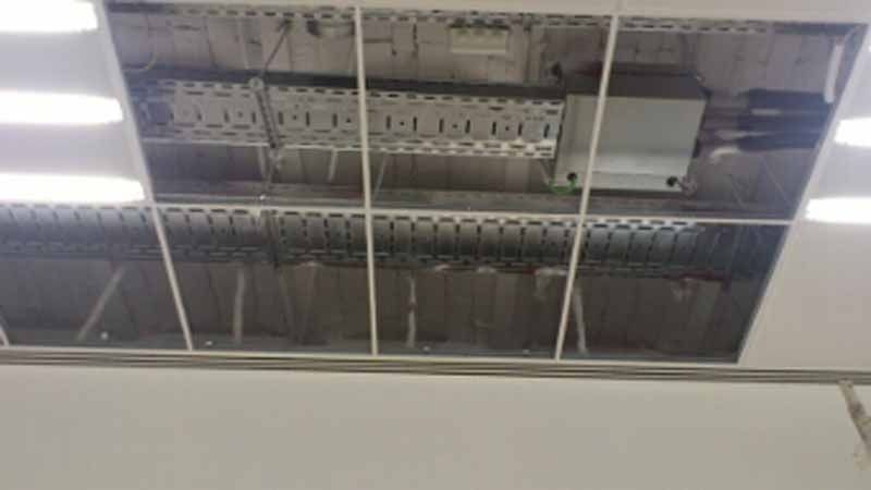 Un techo con muchos cables saliendo de él.