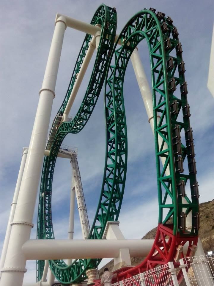 Una montaña rusa con el número 40