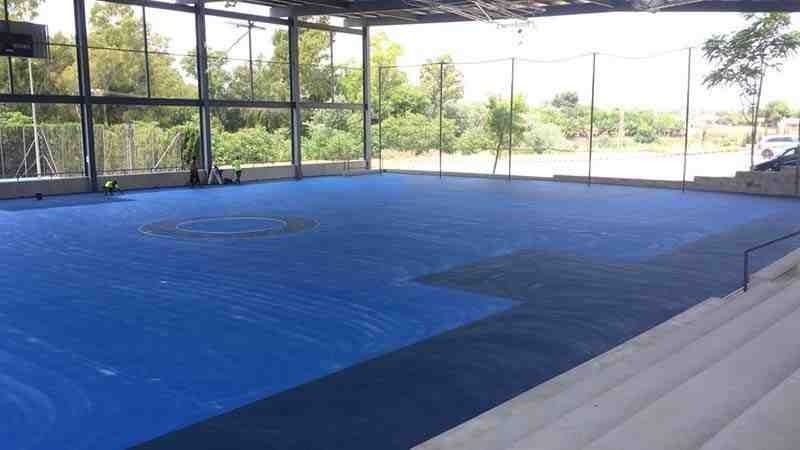 Una gran cancha de baloncesto cubierta con escaleras y un aro de baloncesto.