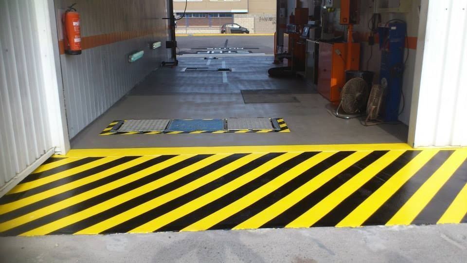 Un piso de rayas amarillas y negras en un garaje.