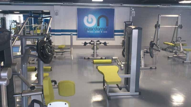 Un gimnasio con un cartel en la pared que dice