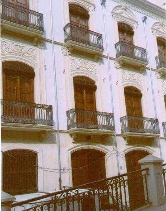 Un edificio con muchas ventanas y balcones