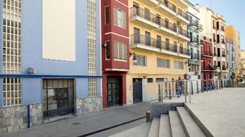 Una hilera de edificios con escaleras que conducen a ellos.