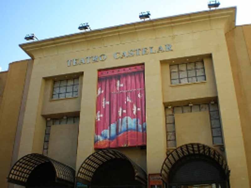 Un gran edificio con la palabra teatro en él.