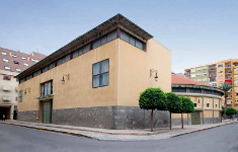 Un gran edificio está situado en la esquina de una calle.