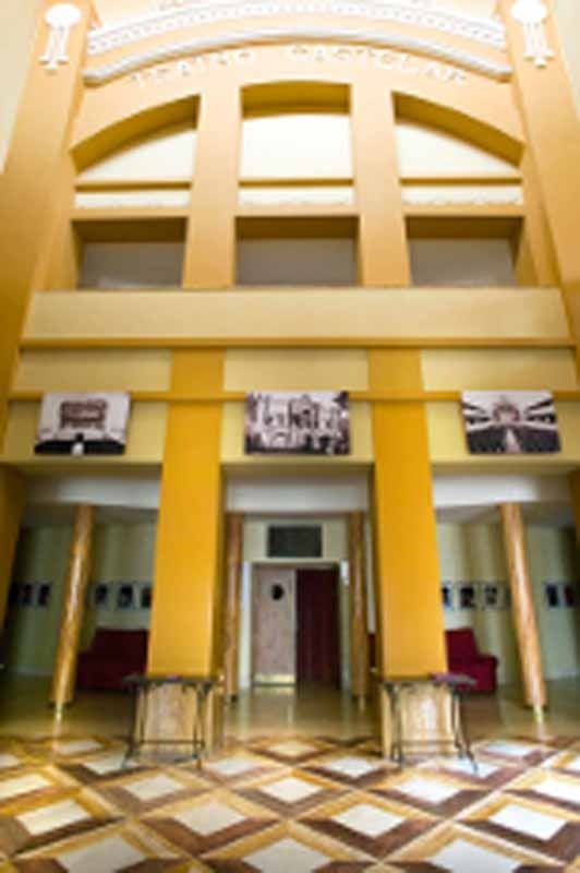 Un edificio muy alto con suelo cuadriculado