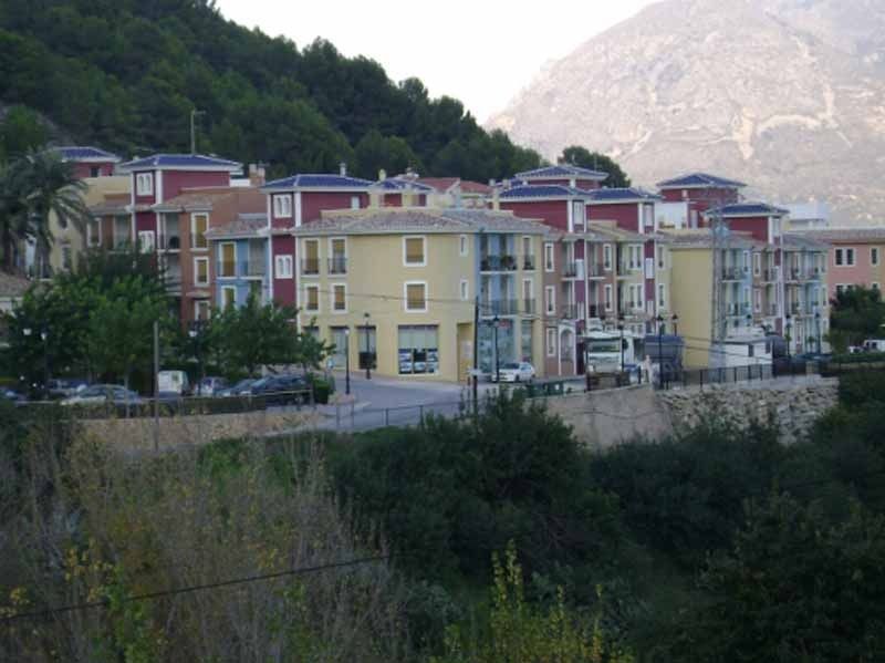 Una hilera de edificios con montañas al fondo