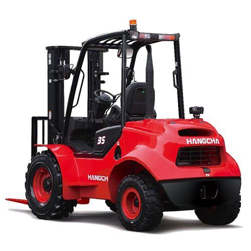 Una carretilla elevadora roja está estacionada sobre un fondo blanco.