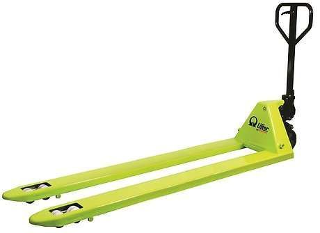 Una transpaleta amarilla con un mango negro sobre un fondo blanco.