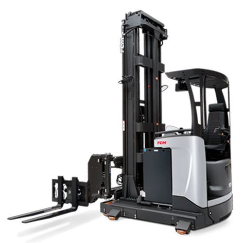 Una carretilla elevadora está sentada encima de una superficie blanca.