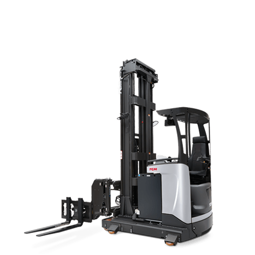 Una carretilla elevadora con dos horquillas acopladas a ella sobre un fondo blanco.