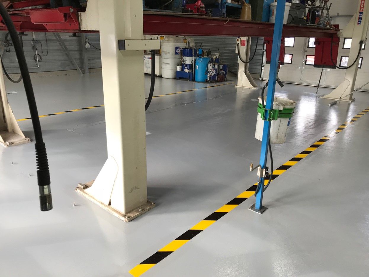 Sol d'un garage en résine et marquage de sécurité