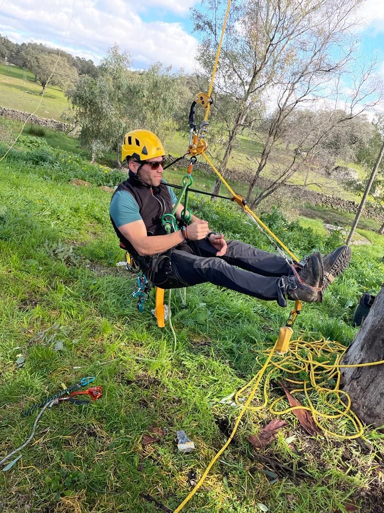 Un hombre está sentado en una cuerda en la hierba.
