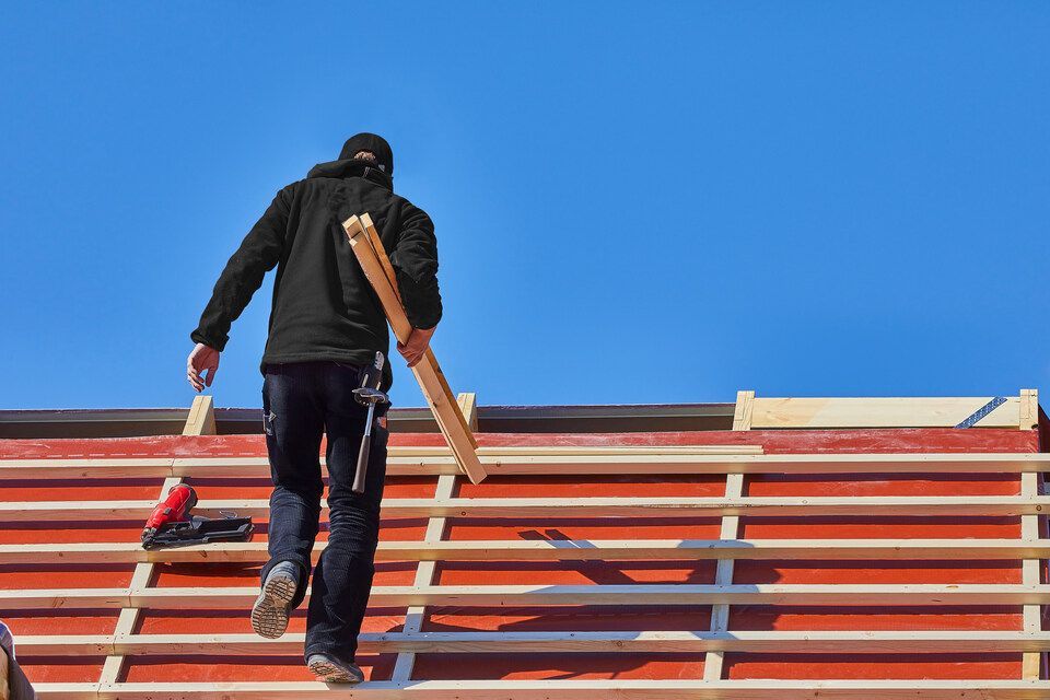 Dachdecker arbeitet auf einem Dach