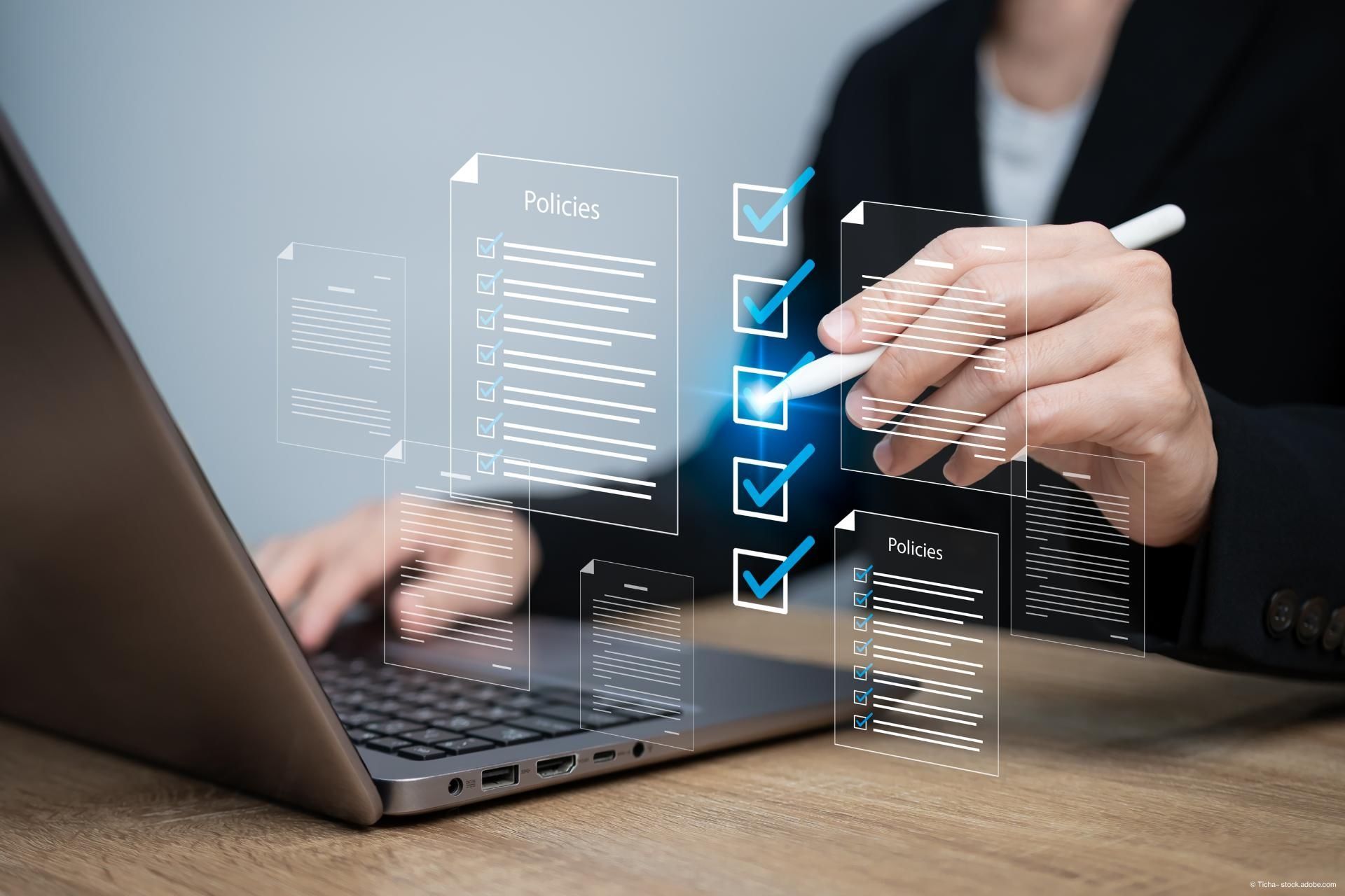 Eine Person sitzt vor einem Laptop. Es wird eine digitale Checklist dargestellt