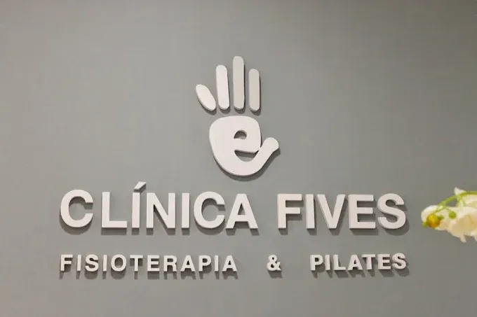 Rótulo de la clínica: logotipo blanco con forma de mano encima de 